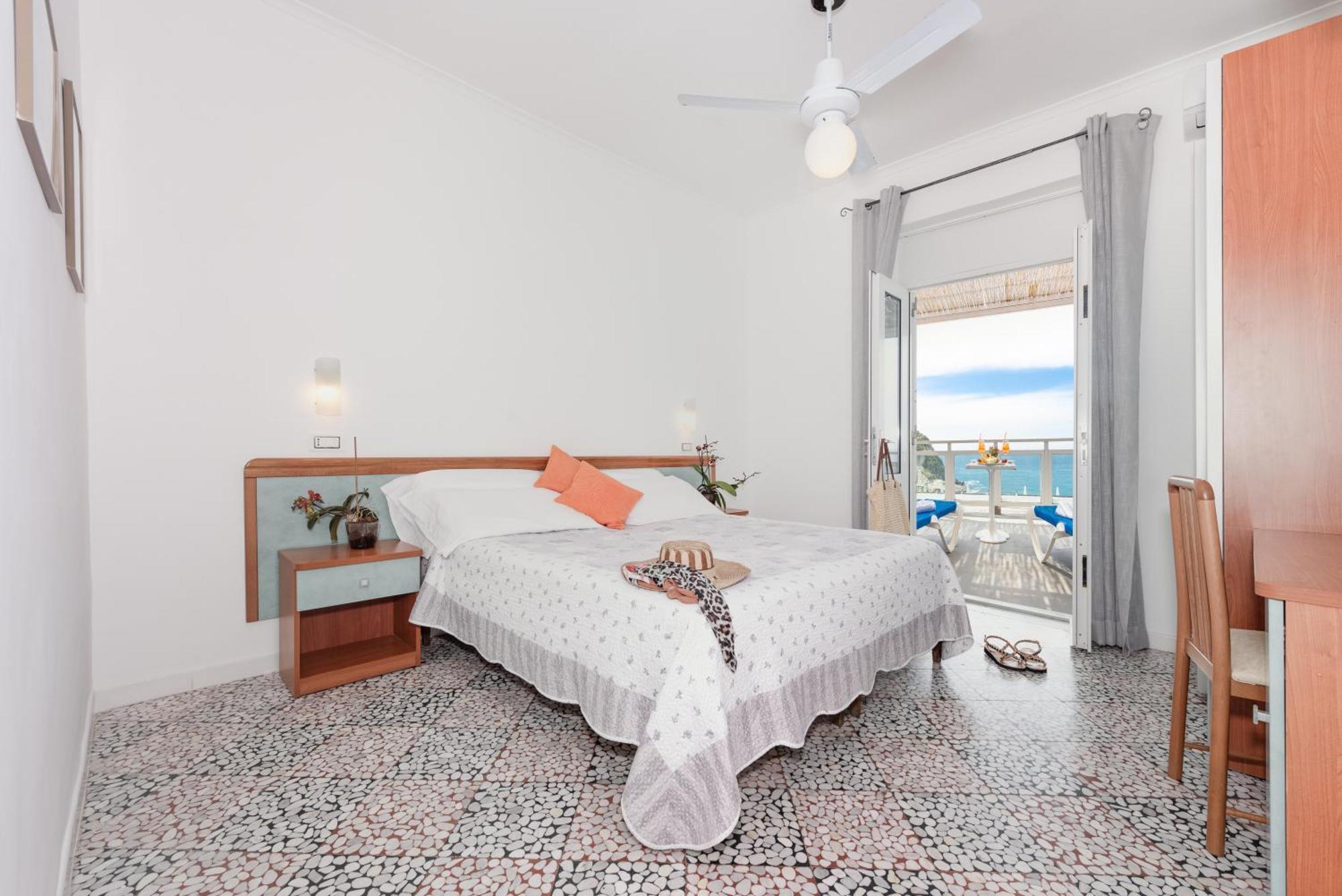 Hotel Villa Sirena Sant'Angelo  Екстериор снимка