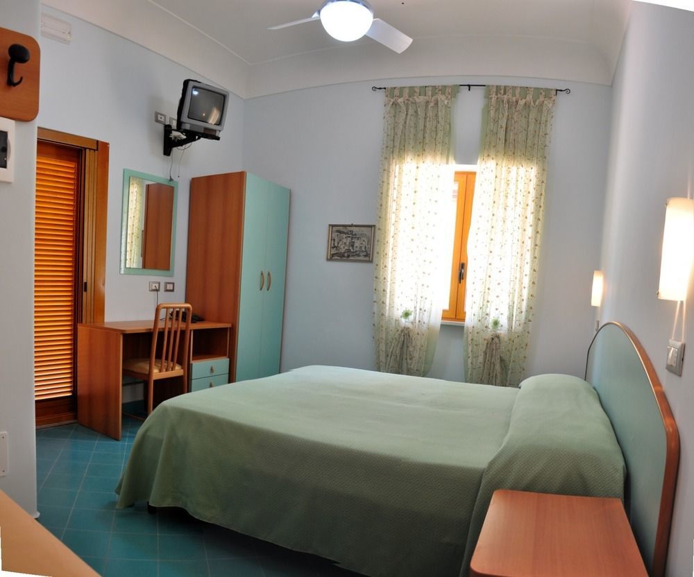 Hotel Villa Sirena Sant'Angelo  Екстериор снимка