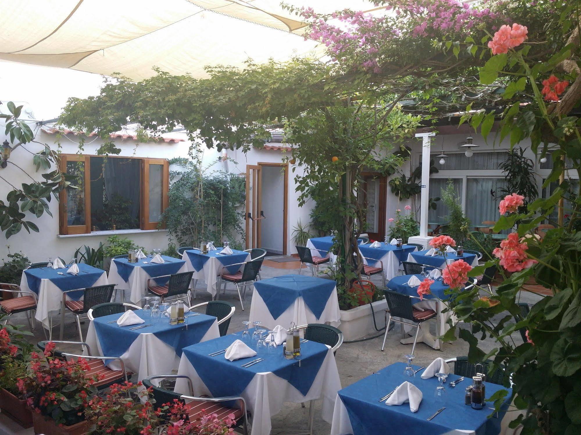 Hotel Villa Sirena Sant'Angelo  Екстериор снимка