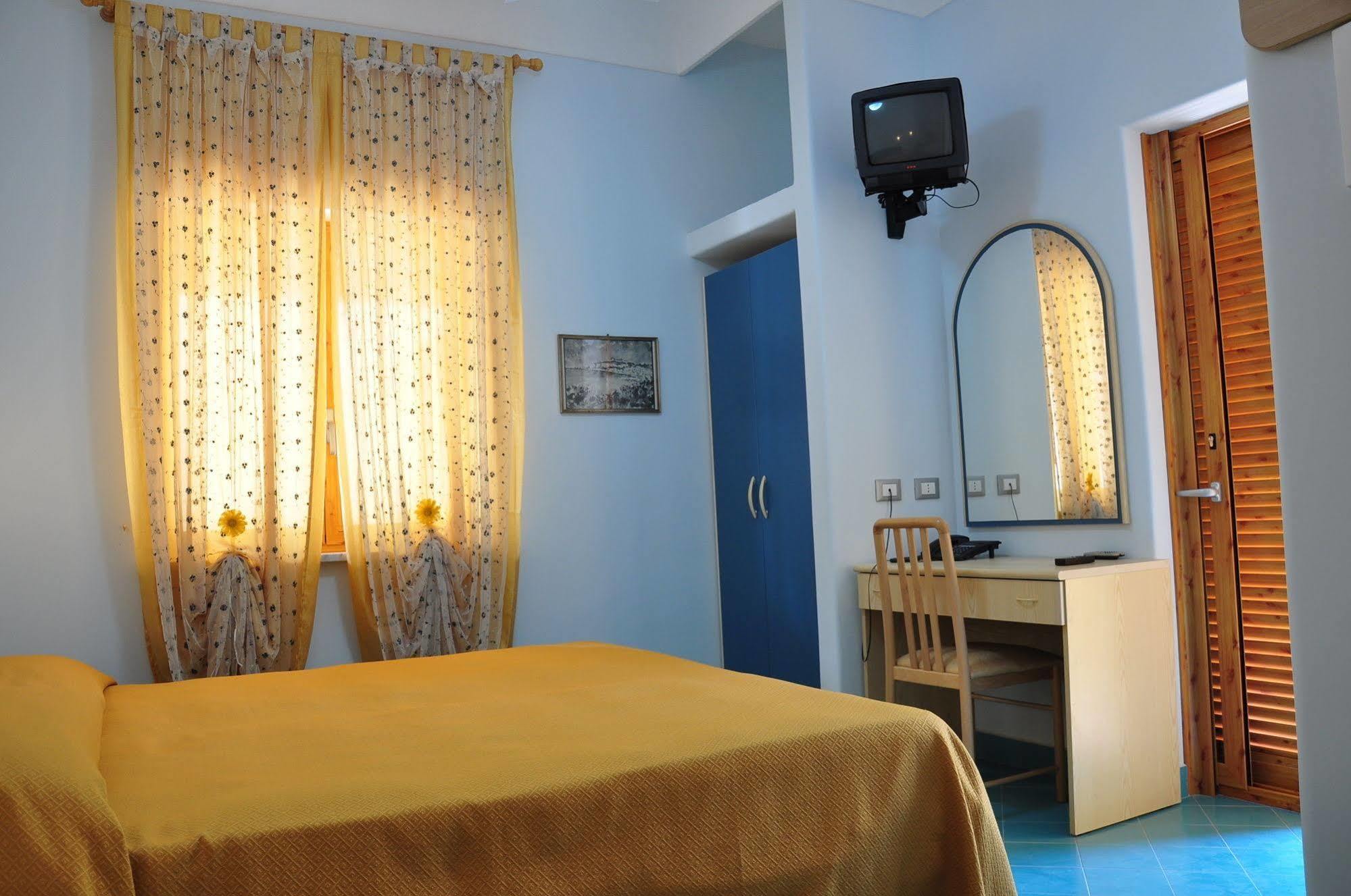 Hotel Villa Sirena Sant'Angelo  Екстериор снимка